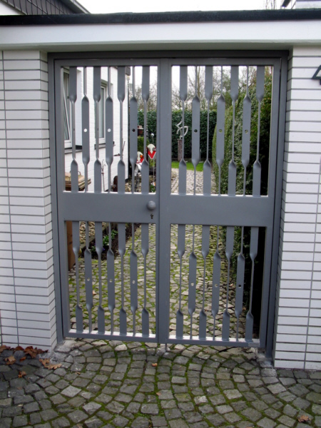 Zweiflügelige Tür aus Rohr und Flachstahl, gedreht, Verzinkt und Grau pulverbeschichtet Ca. 200 / 150 Cm